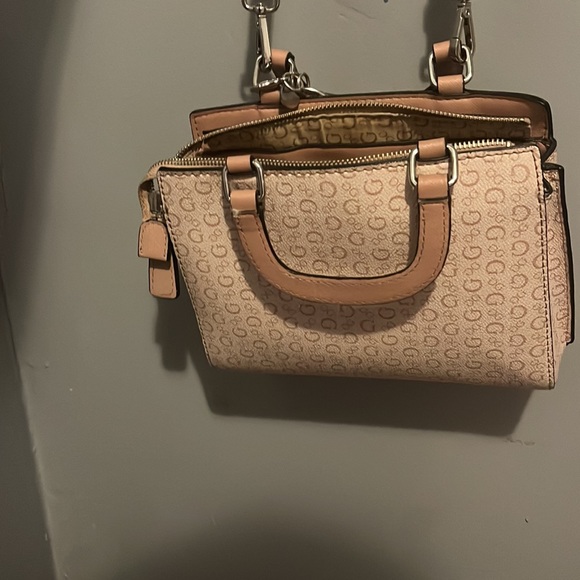 Guess lock and key purse - Picture 2 of 4